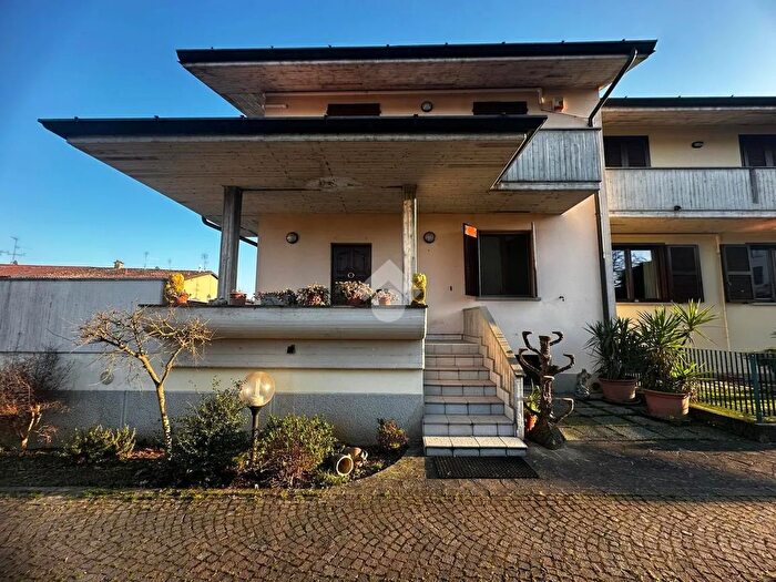 Appartamento quadrilocale in vendita in Via Marconi, Cividate Al Piano