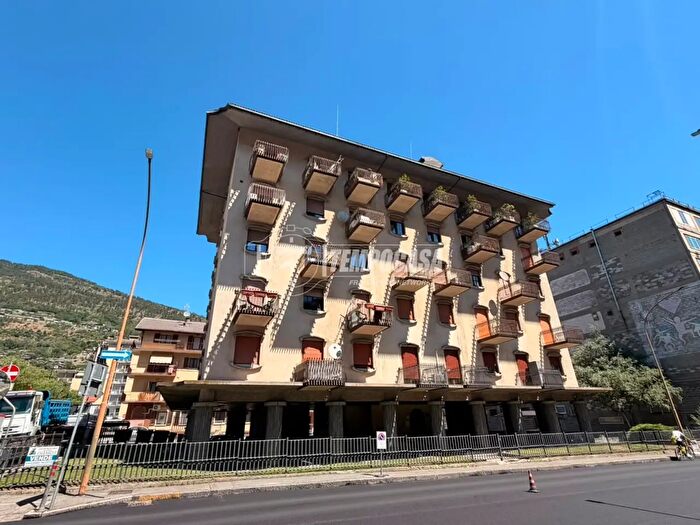 Appartamento trilocale in vendita in Via Chambery, Aosta