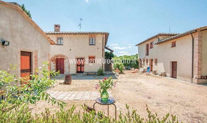 Casa con 6 locali in vendita in Sarteano