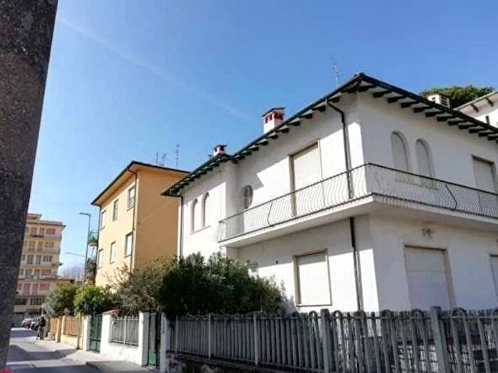 Appartamento con 5 locali in affitto in Via Damiano Chiesa, Lido di Camaiore, Camaiore