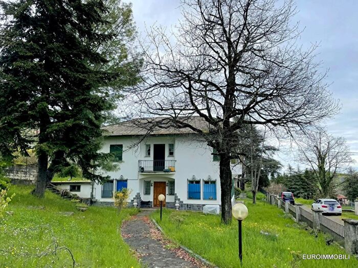 Casa con 12 locali in vendita in Via Monsignor Barili, Tizzano Val Parma