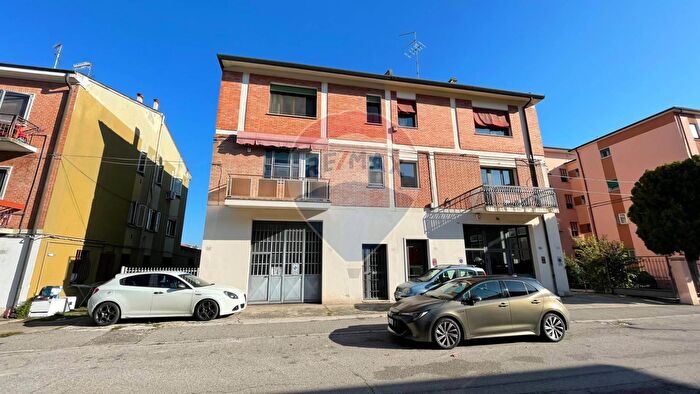 Casa con 15 locali in vendita in Via Bulgarelli, Ferrara