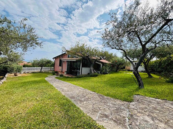 Casa trilocale in vendita in Via Valeria, Campofelice Di Roccella