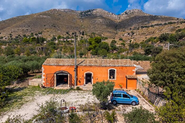 Casa trilocale in vendita in Contrada Rociola, Avola