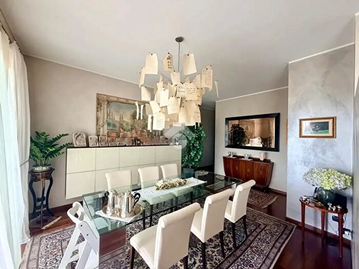 Appartamento con 6 locali in vendita in Via Tazzoli, Monza