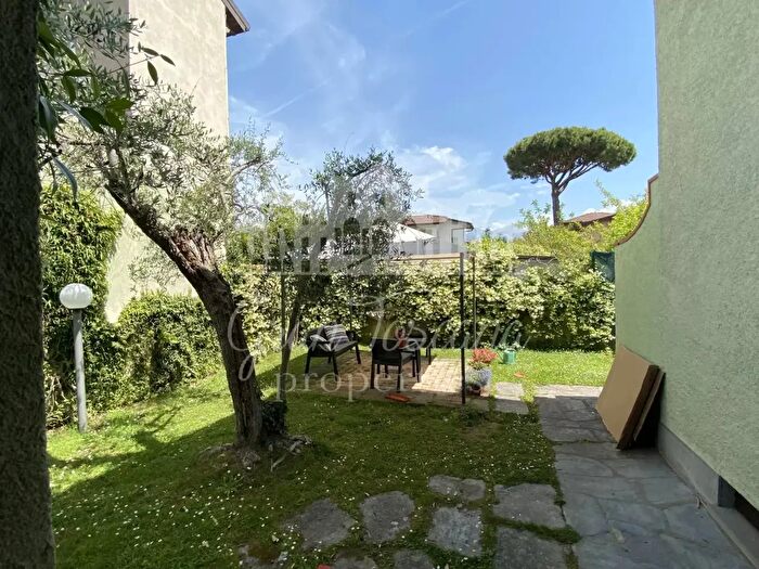 Casa con 6 locali in vendita in Forte Dei Marmi