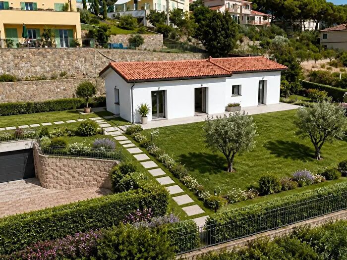 Casa quadrilocale in vendita in Strada Bussana Vecchia, Sanremo