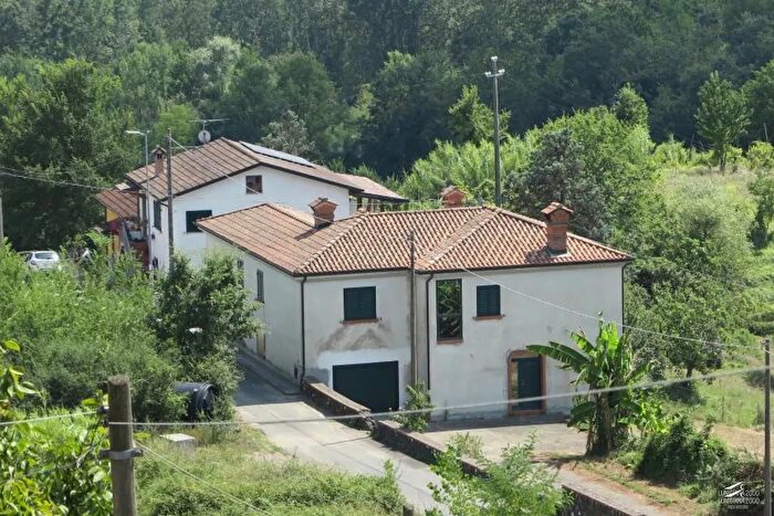 Casa con 8 locali in vendita in Aulla