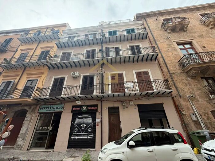 Appartamento trilocale in vendita in Via Garibaldi, Palermo