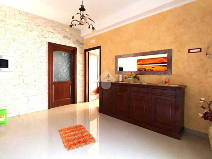 Appartamento trilocale in affitto in Via Salvatore Gregorietti, Palermo