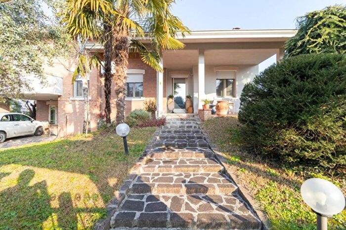 Casa con 6 locali in vendita in Via Primo Dicembre, Carpi