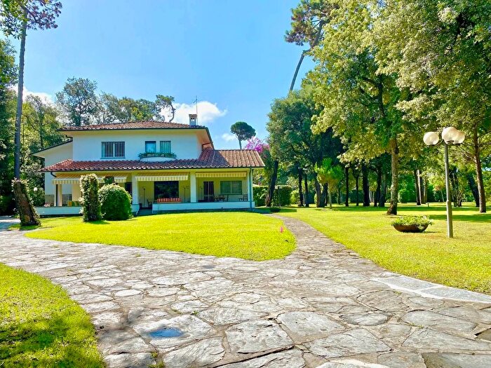 Appartamento con 15 locali in vendita in Via Dalmazia, Forte Dei Marmi