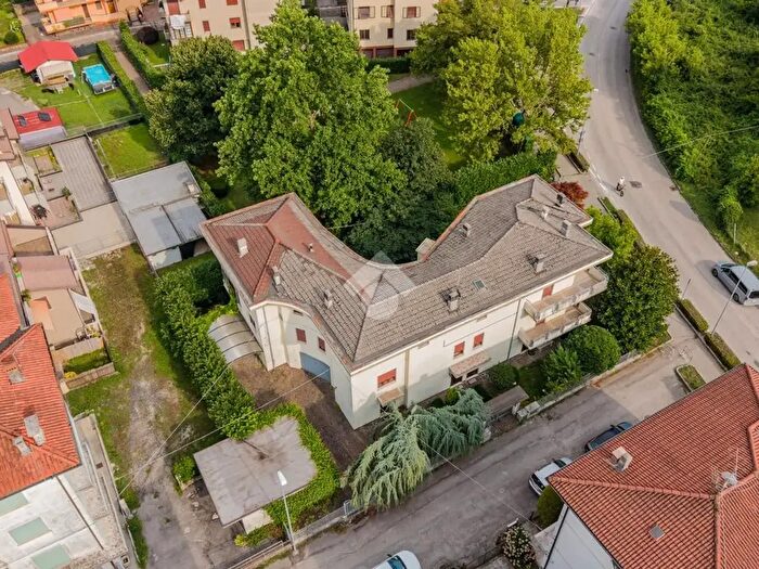 Casa con 10 locali in vendita in Via Dalmazia, Valdagno