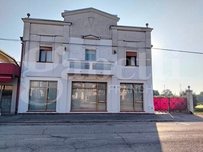 Appartamento con 5 locali in vendita in Villanova Marchesana Via Roma, Villanova Marchesana