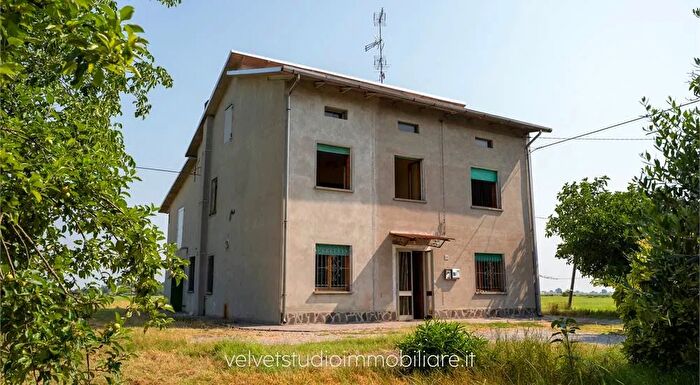 Casa con 11 locali in vendita in Mirandola Via San Martino Carano, Mirandola