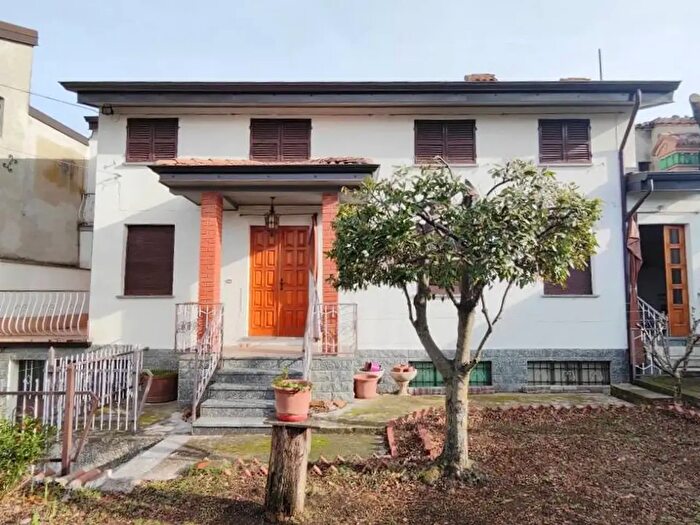 Casa con 7 locali in vendita in Località Mandola, Gropparello