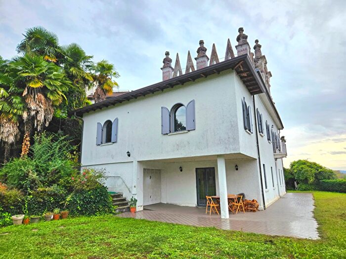 Casa con 7 locali in affitto in Via dei Sasselli Snc, Leggiuno