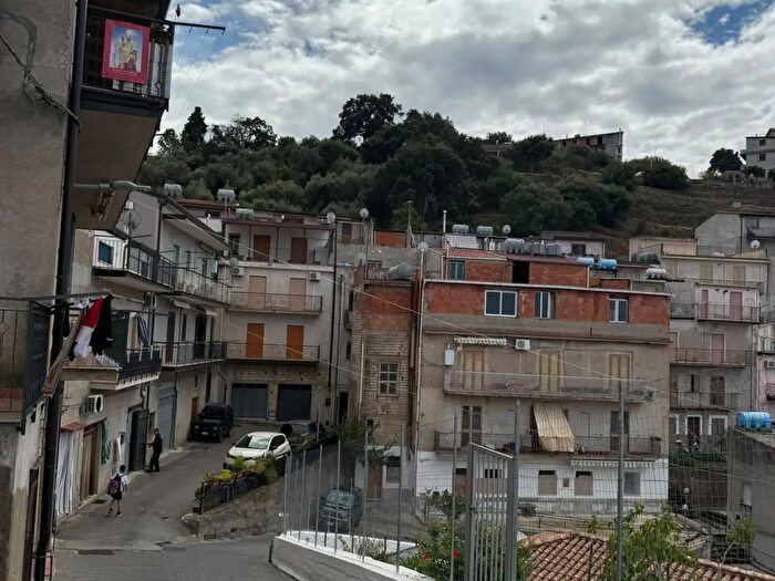 Appartamento quadrilocale in vendita in Via Liguria, Caronia