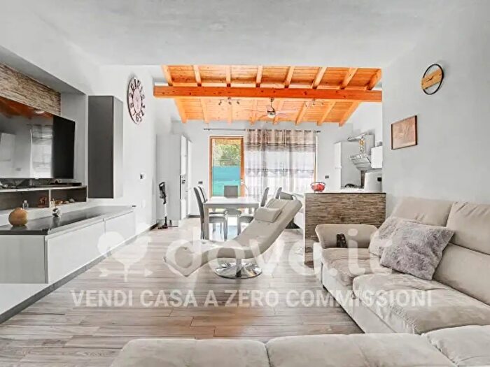 Appartamento con 5 locali in vendita in Via Andrea Figini, Valganna