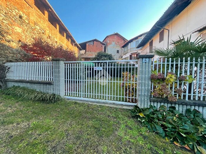 Casa con 10 locali in vendita in Via Valentino, Cuceglio