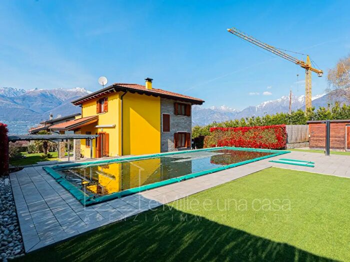 Casa con 5 locali in vendita in Via al Guado, Colico