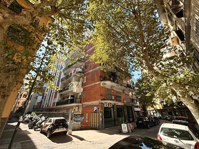 Appartamento con 5 locali in vendita in Napoli