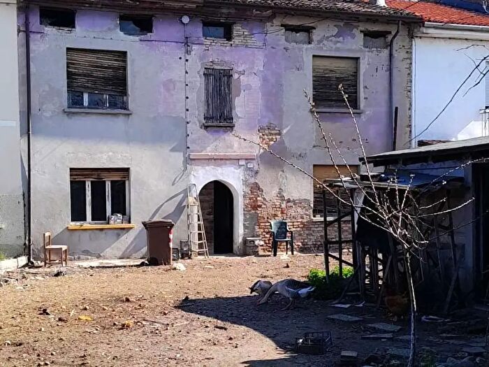 Casa con 10 locali in vendita in Gazzuolo