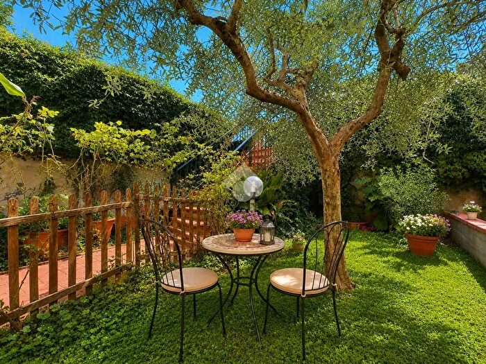 Casa quadrilocale in vendita in Via Il Pino, Carmignano
