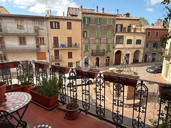 Appartamento trilocale in vendita in Vicolo degli Orti, Castel Viscardo