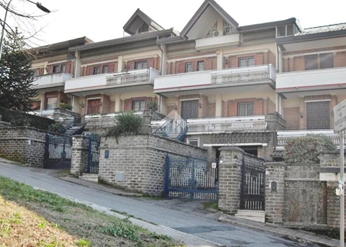 Casa con 9 locali in vendita in Via Francesco Scandone, Avellino