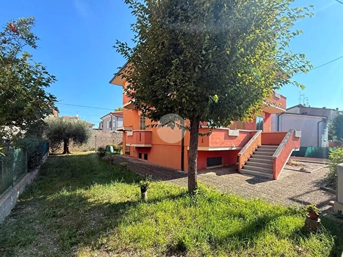 Casa con 6 locali in vendita in Via Licinio Cappelli, Fano