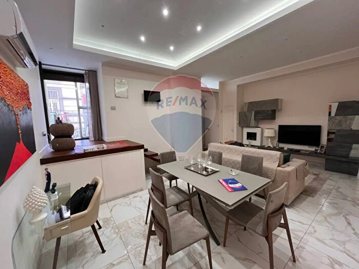 Appartamento trilocale in vendita in Via Torquato Tasso, Napoli