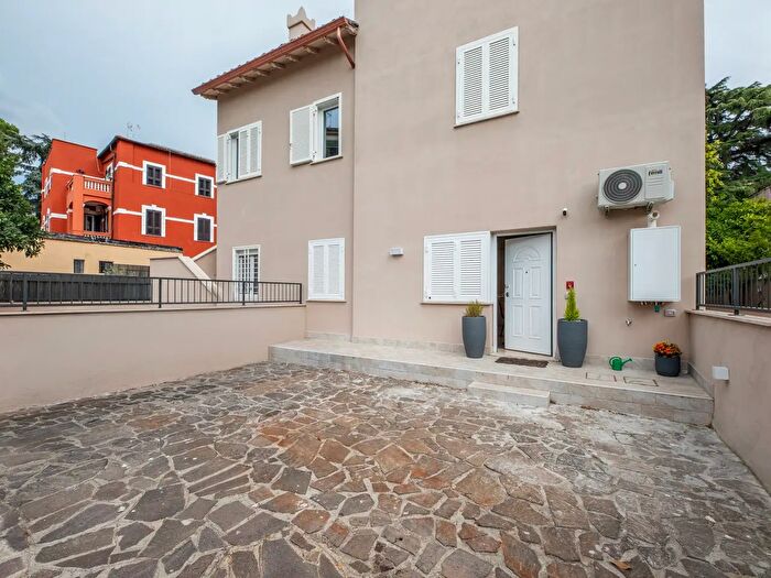 Appartamento trilocale in vendita in Via dei Carraresi, Roma