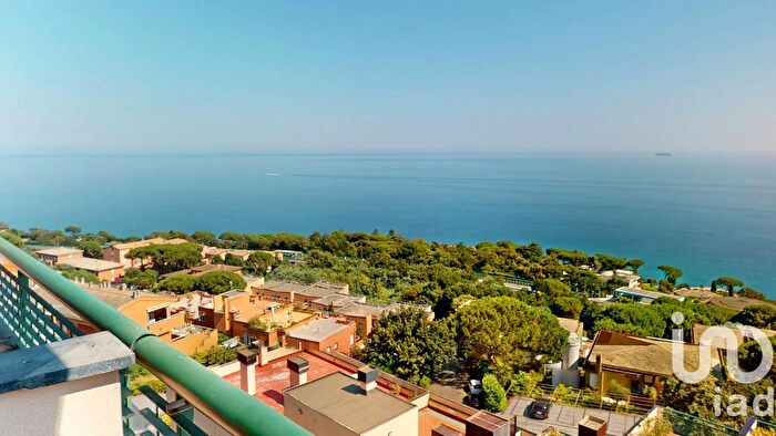 Appartamento con 6 locali in vendita in Via delle Ginestre, Varazze