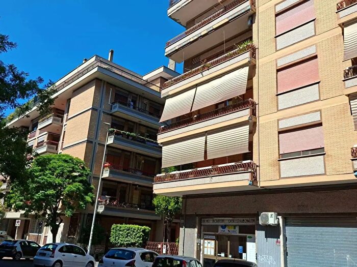 Appartamento trilocale in vendita in Via Federico Paolini, Roma