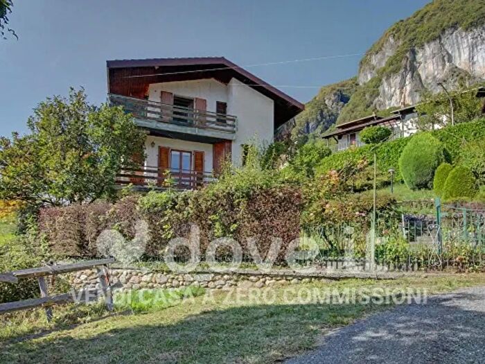 Casa con 5 locali in vendita in Cornalba