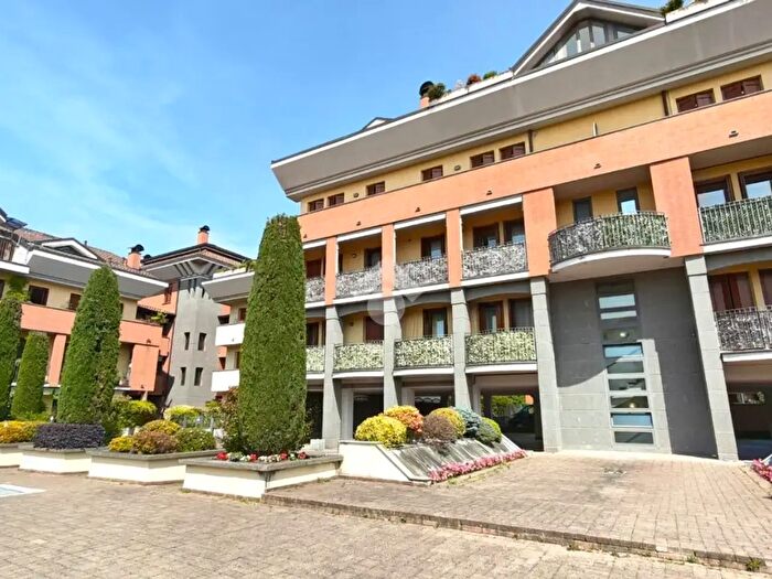 Appartamento trilocale in vendita in Via U Foscolo, Senago