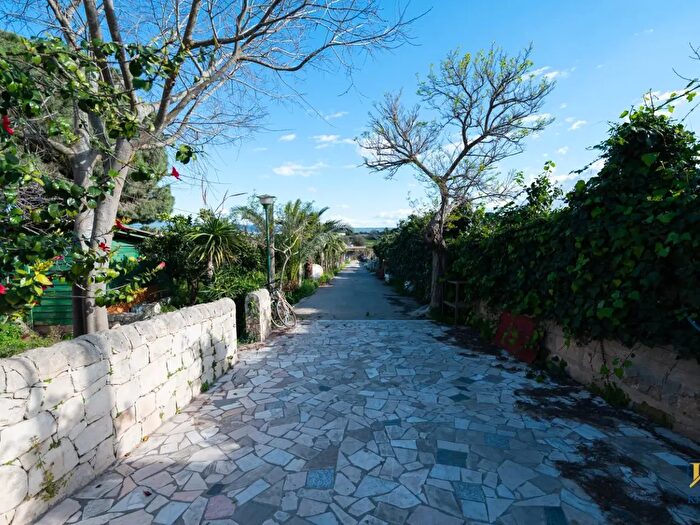 Casa con 12 locali in vendita in Via delle Querce, Vittoria