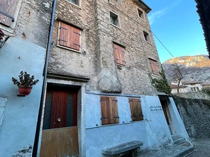 Casa con 6 locali in vendita in Via dei Fiori, Longarone