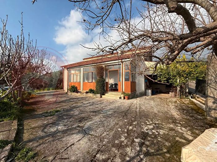 Casa con 9 locali in vendita in Via Petrone, Piedimonte San Germano