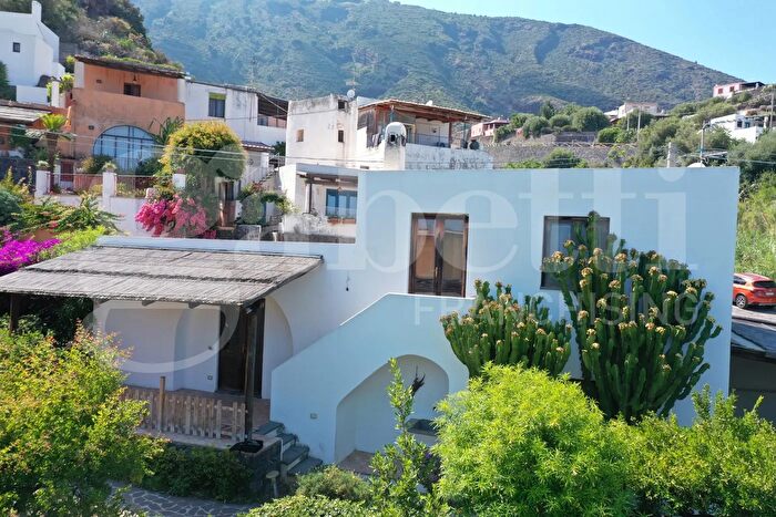 Casa quadrilocale in vendita in Via Rinascente Snc, Santa Marina Salina