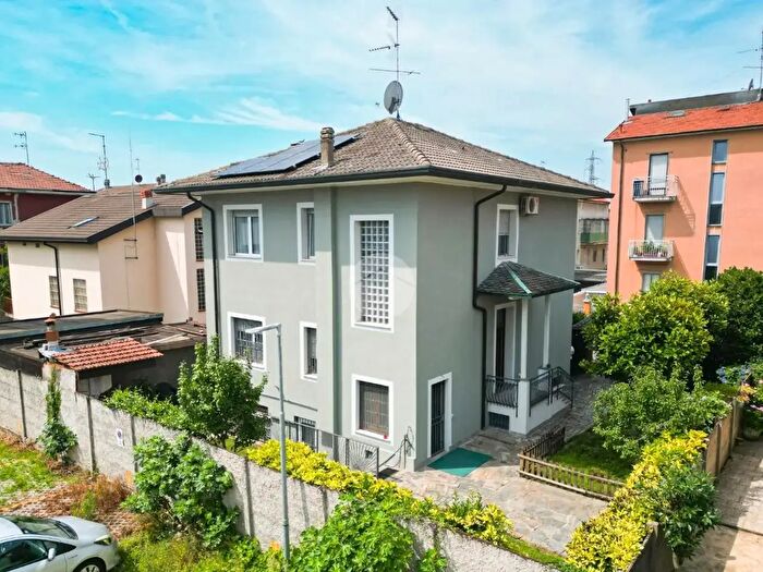 Casa quadrilocale in vendita in Via Petrarca, Rho