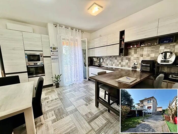 Casa con 6 locali in vendita in Via Aurelio Tarrono, Alfonsine