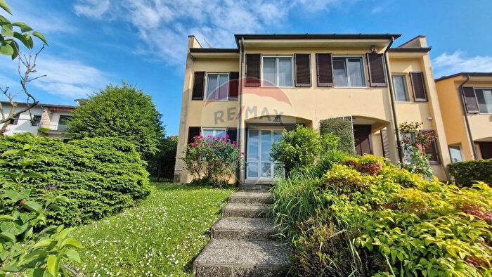 Casa quadrilocale in vendita in Via Trieste, Buguggiate