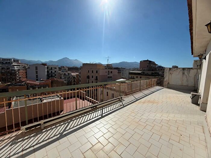 Appartamento con 6 locali in vendita in Via Sampolo, Palermo