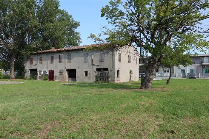Casa con 9 locali in vendita in Savignano Sul Rubicone
