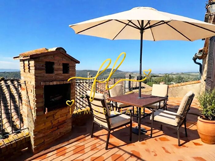 Casa con 11 locali in vendita in Pomarance