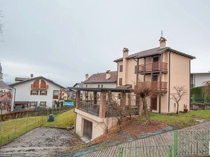 Casa con 9 locali in vendita in Borgo Valbelluna