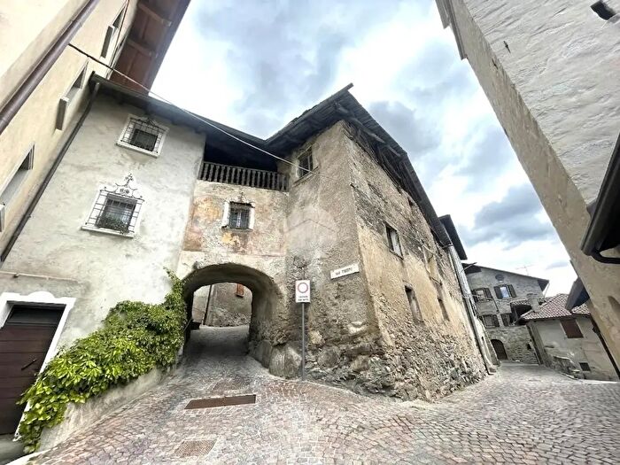Casa con 10 locali in vendita in Via Trieste, Vione