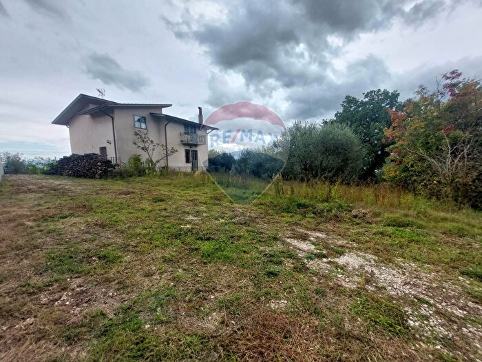 Casa con 7 locali in vendita in Ceppaloni